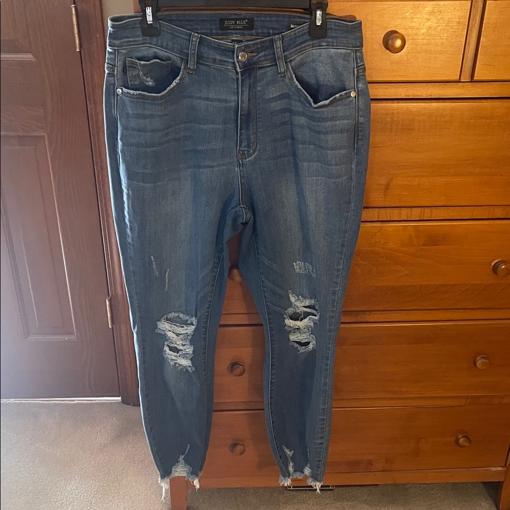 Judy Blue Ripped Cropped Jeans - Medium Blue